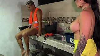 Colombian busty whore Silvana Lee gets the hots for the builder